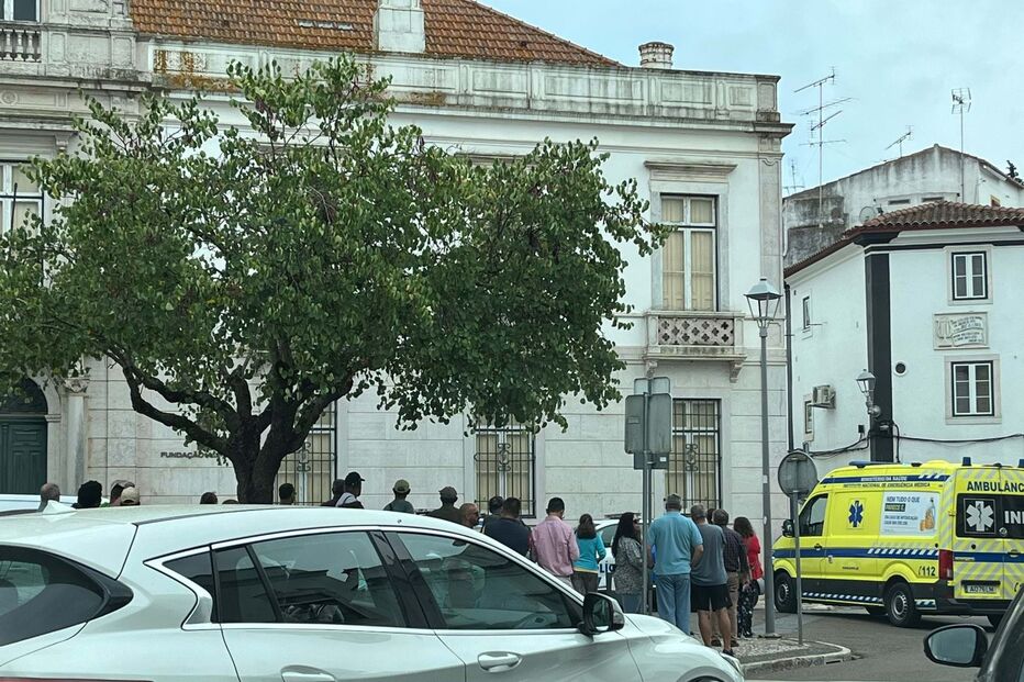 Homem esfaqueado em plena luz do dia no centro de Estremoz