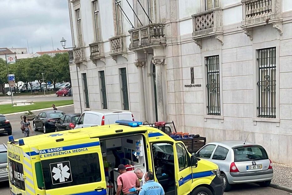 Homem esfaqueado em plena luz do dia no centro de Estremoz
