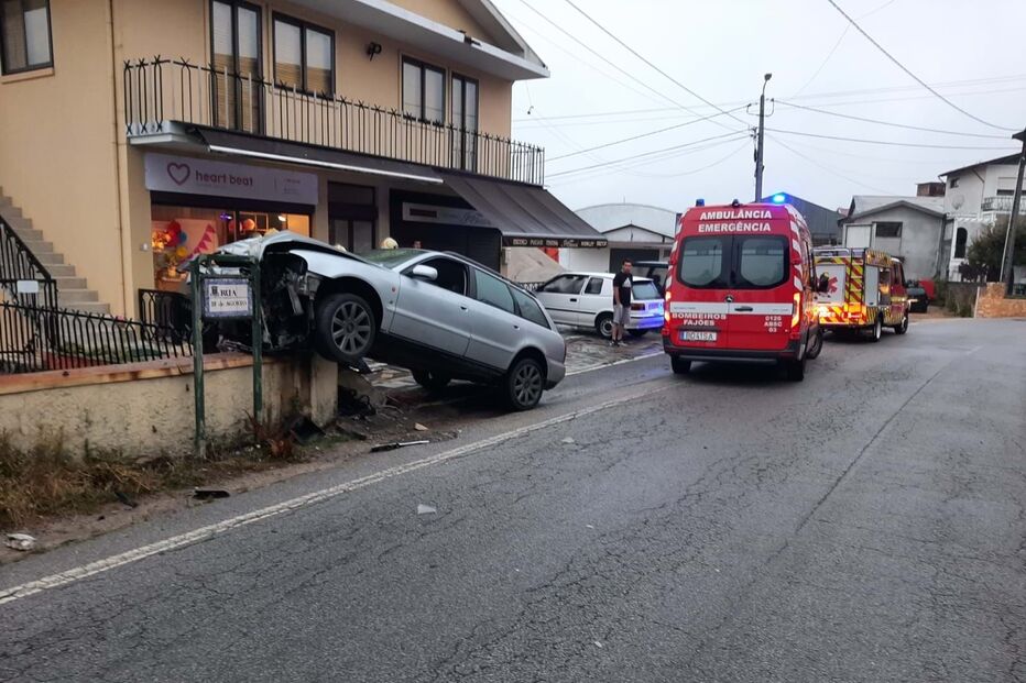 Condutora ferida em despiste contra muro em Oliveira de Azeméis