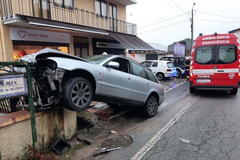 Condutora ferida em despiste contra muro em Oliveira de Azeméis