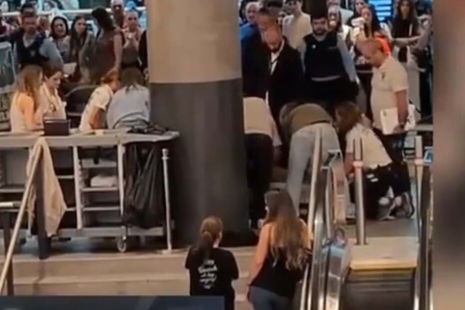 Imagens mostram jovem a ser socorrido após ser esfaqueado na praça de alimentação do NorteShopping em Matosinhos