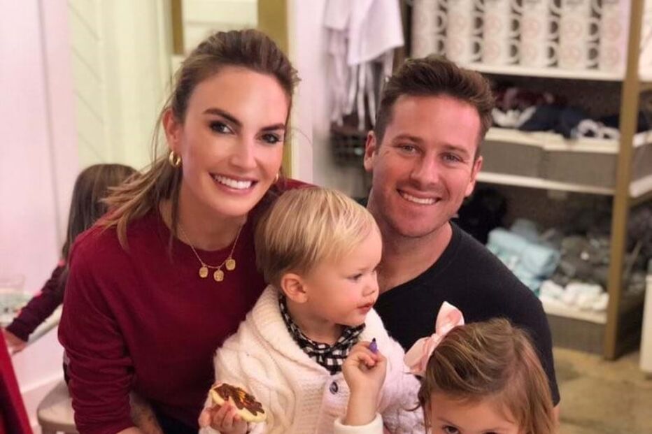 Armie Hammer com a ex-mulher, Elizabeth Chambers, e os filhos de ambos