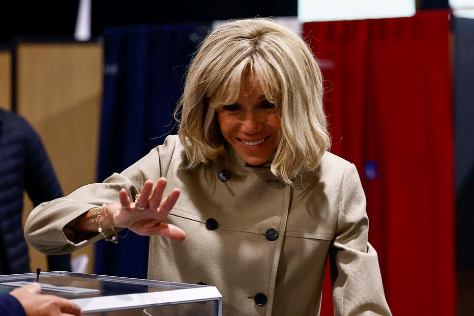 Brigitte Macron, esposa do presidente de França, vota nas lesgislativas antecipadas	