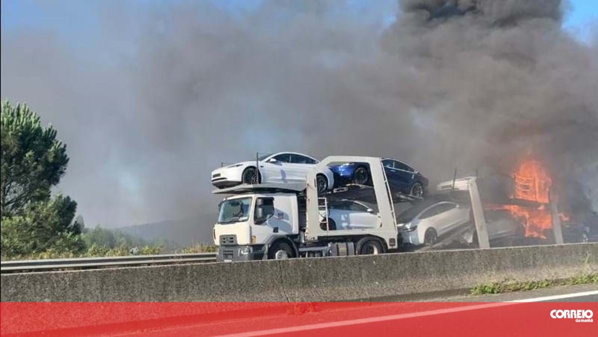 Fogo em camião destrói vários carros Tesla novos e corta A21 em Mafra – Portugal