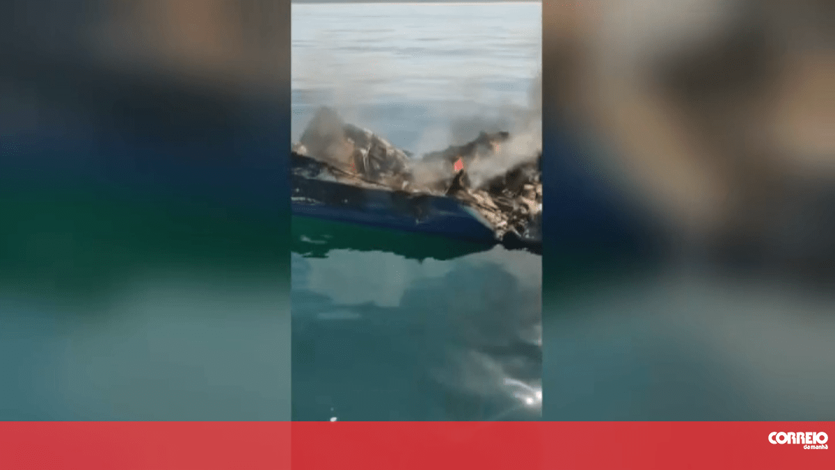 Barco mistério em chamas ao largo da Costa da Caparica poderá pertencer a redes de tráfico de droga