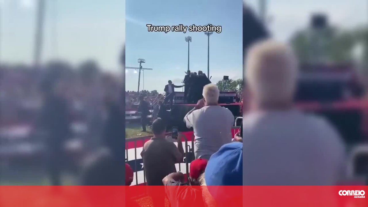 O ataque a Donald Trump filmado da parte de trás do palco do comício