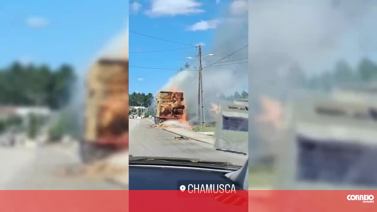 Imagens mostram camião com fardos de palha em chamas na Chamusca