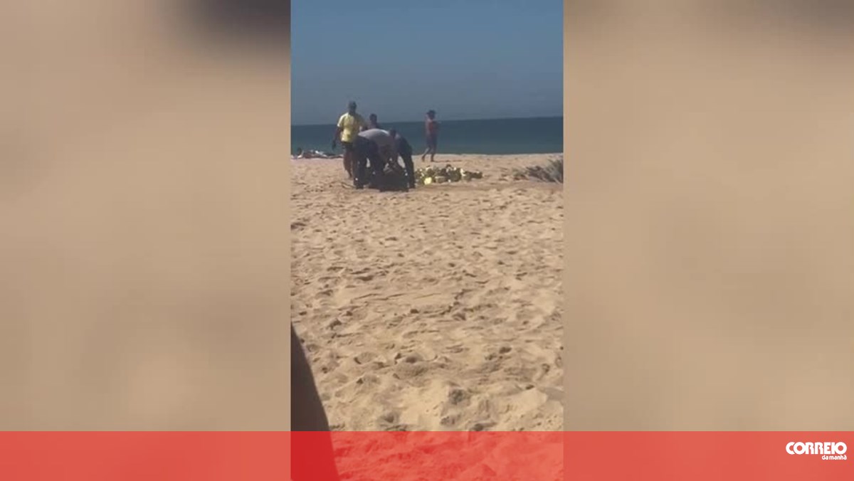 Dezenas de pacotes suspeitos encontrados ao largo das praias de Lagoa de Albufeira e do Meco. Polícia investiga ligação com droga – Portugal