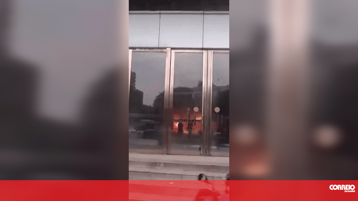 Pelo menos oito mortos em incêndio num centro comercial de 14 andares na China – Vídeos