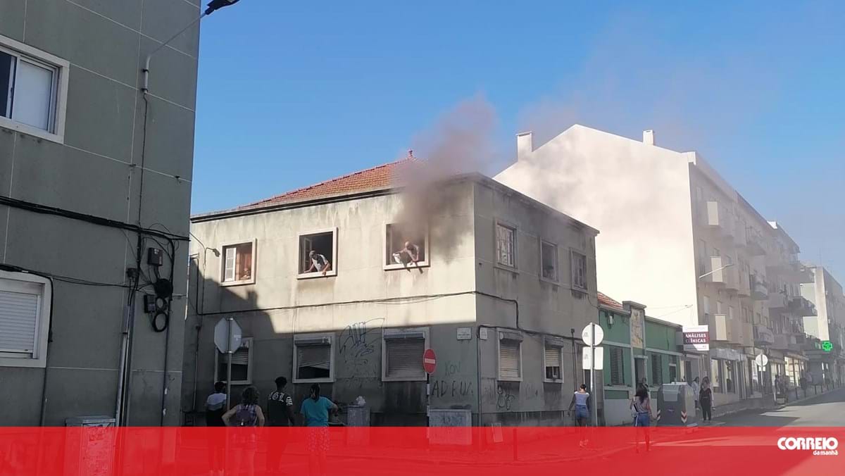 Bombeiros resgatam cinco pessoas de incêndio em prédio no Barreiro e caem exaustos – Portugal