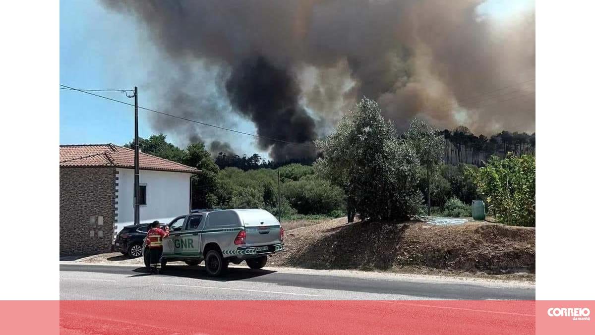 Incêndio de grandes dimensões lavra em Ourém. Há mais de 220 bombeiros e 11 meios aéreos no combate às chamas – Portugal