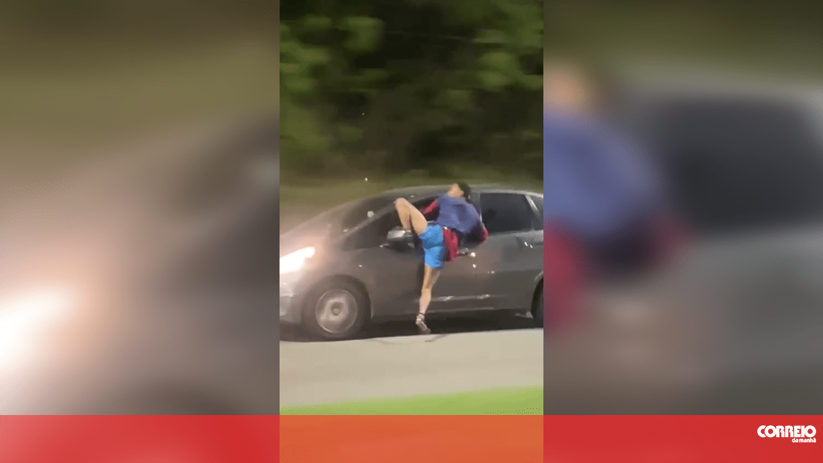 Homem tenta roubar telemóvel a condutor e fica preso na janela de carro em andamento