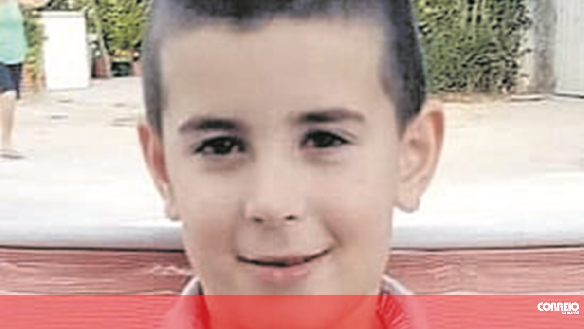 Diogo, de 8 anos, morreu atingido por espelho retrovisor quando caminhava com a família na berma da EN4 em Alcochete – Portugal