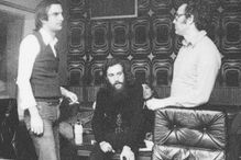 Fausto conversa com Zeca Afonso durante as gravações de ‘Pró Que Der e Vier’, em 1974