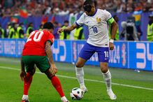 Kylian Mbappé tenta ultrapassar João Cancelo no Portugal-França do Euro 2024