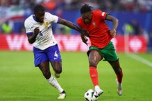 Rafael Leão e Dayot Upamecano no Portugal-França do Euro 2024