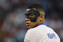 Kylian Mbappé, de máscara, no Portugal-França do Euro 2024