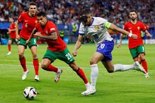 Kylian Mbappé e João Cancelo no Portugal-França do Euro 2024