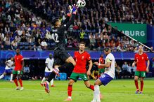 Diogo Costa em ação no Portugal-França do Euro 2024