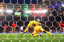 Mike Maignan defende remate de Vitinha no Portugal-França do Euro 2024