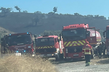 Quase 100 bombeiros e quatro meios aéreos combatem incêndio na Amareleja