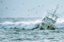 Momento em que o ‘Olívia Ribau’ foi apanhado por uma onde e virou