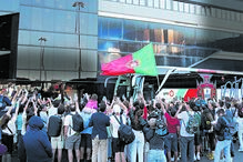 Adeptos foram receber a comitiva