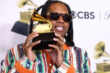Lil Durk com o Grammy para melhor atuação de RAP, na gala em Los Angeles em 2024