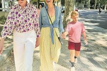 Maye e Tosca com Grayson pela mão 