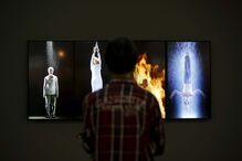 Um homem observa uma obra de arte do artista americano Bill Viola durante a feira SP-Arte, em São Paulo, no dia 10 de abril de 2015.