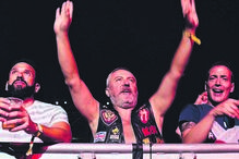 Público vibrou com os espetáculos musicais e shows de striptease