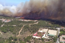 Bombeiros combatem as chamas em Alcabideche
