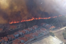 Bombeiros combatem as chamas em Alcabideche