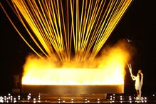 Teddy Riner e Marie-José Perec acendem a pira olímpica