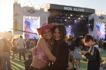 Atriz viajou  na companhia da amiga, Margarida Deveza