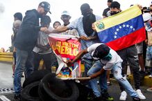 Venezuelanos rejeitam nas ruas resultados eleitorais