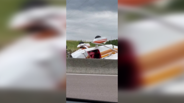 Avião despenha-se em autoestrada perto da Disneyland Paris. Há 3 mortos