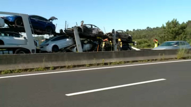 Fogo em camião destrói vários carros Tesla novos na A21 em Mafra