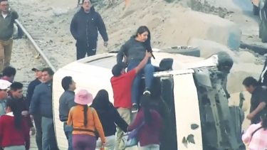 Imagens de videovigilância mostram momento em que carrinha se despista e atropela três peões no Peru