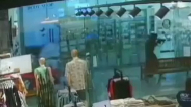 Imagens de videovigilância captam momento do ataque à faca em centro comercial em Israel