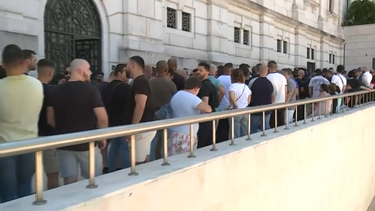 Centenas de polícias fazem fila para entrar no Parlamento