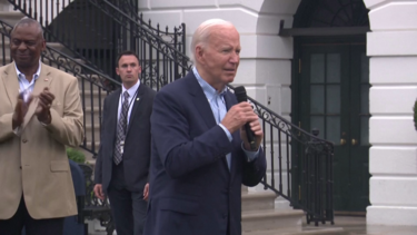 “Não vou a lado nenhum”: Biden responde a apoiante enquanto aumenta pressão para que desista da corrida às presidenciais