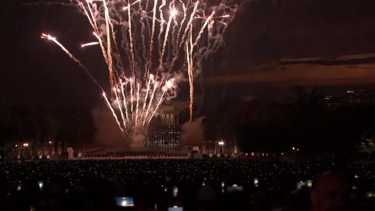 Fogo-de-artifício ilumina os céus de Washington D.C nas celebrações do 4 de Julho