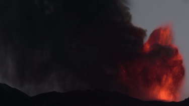 Explosão de lava: Monte Etna volta a entrar em erupção