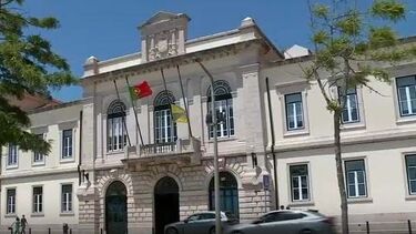 Câmara da Figueira da Foz com bandeira a meia haste para expressar pesar pela morte dos três pescadores