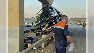 10 mortos e 43 feridos em colisão de autocarro de romeiros com viaduto no interior de São Paulo 
