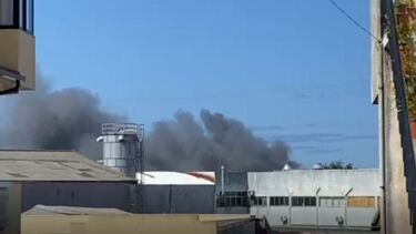 Incêndio de grandes dimensões deflagra em fábrica em Vila Nova de Gaia 