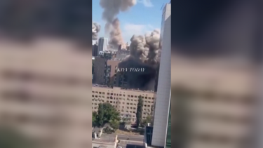 O momento em que míssil atinge hospital pediátrico em Kiev