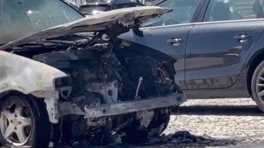 Carro destruído pelas chamas no centro de Estremoz
