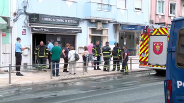 Incêndio numa loja em Benfica obriga a evacuar edifício de quatro pisos